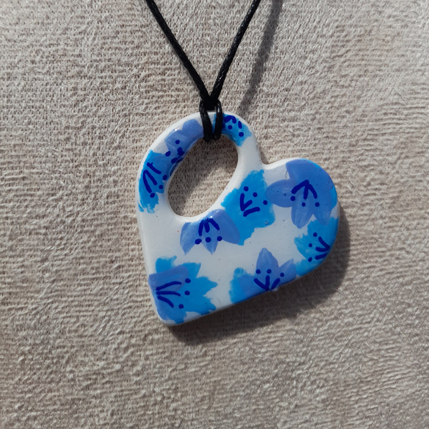 blue painted flowers heart necklace