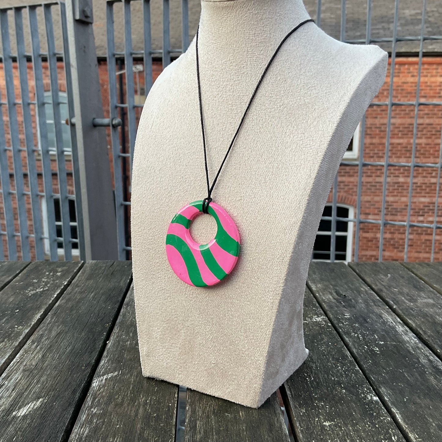 pink & green wavy retro pendant necklace