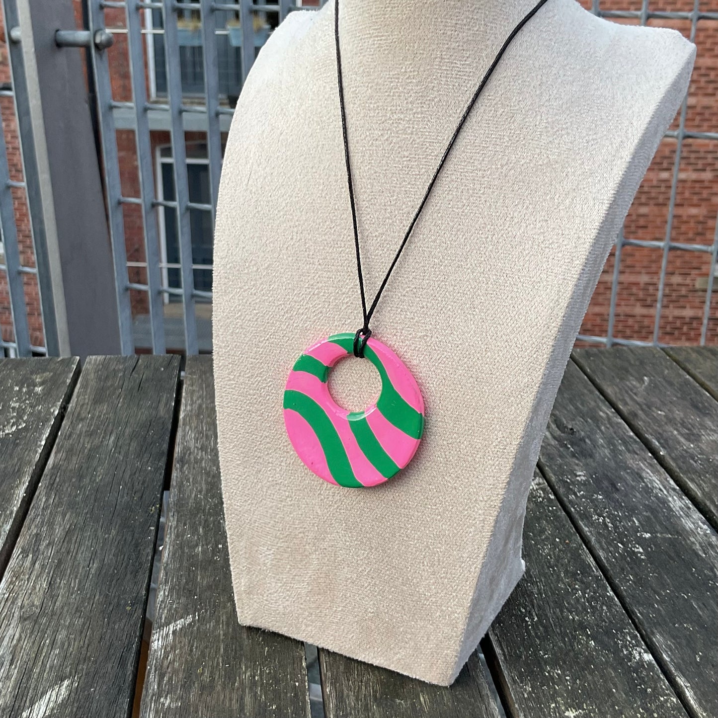 pink & green wavy retro pendant necklace