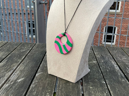 pink & green wavy retro pendant necklace