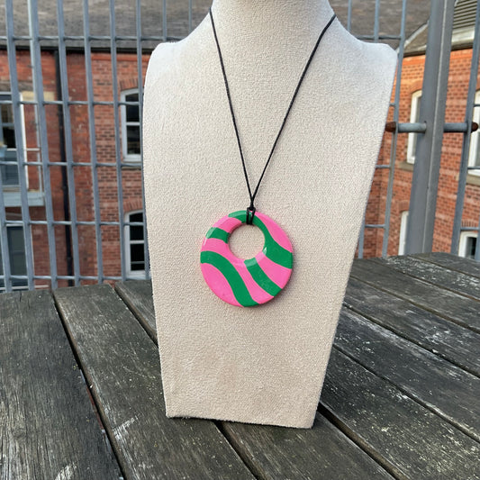 pink & green wavy retro pendant necklace